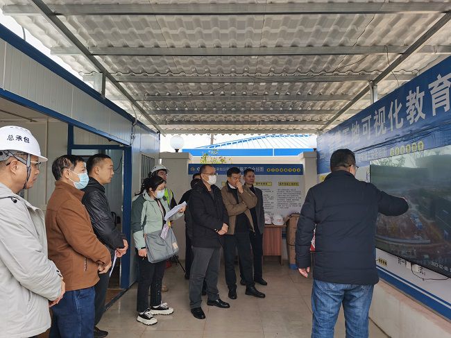听取项目情况汇报。彭强 摄（建图）.jpg