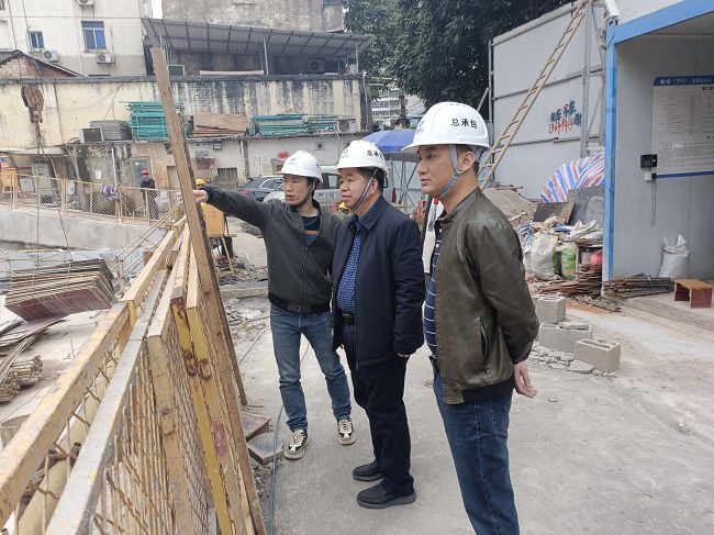 2岑廷义深刻现场进行走访。覃必英 摄（建图）.jpg