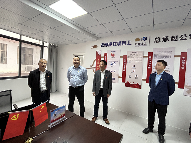 邓少新参观项目党员活动室。蔡怡灵 摄（建图）.png