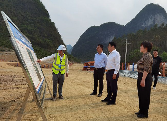 听取工作汇报。江家兵 摄（建图）.jpg