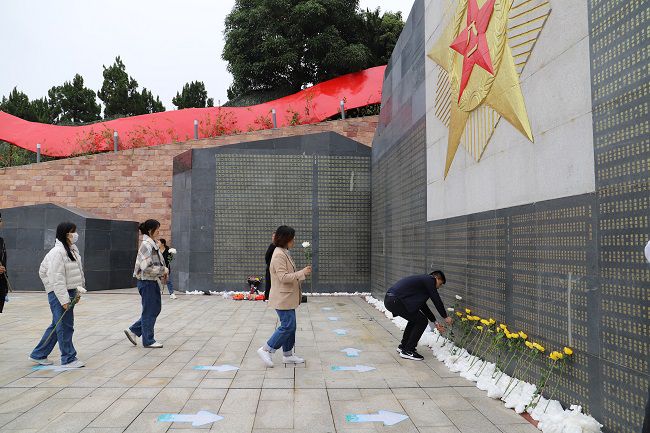 献花。张钊林  摄（建图） (2).jpg