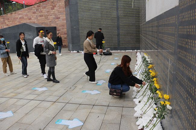 献花。张钊林  摄（建图）.jpg