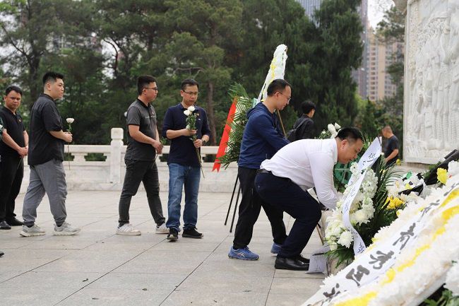 敬献白菊。林成斌 摄（建图）.jpg