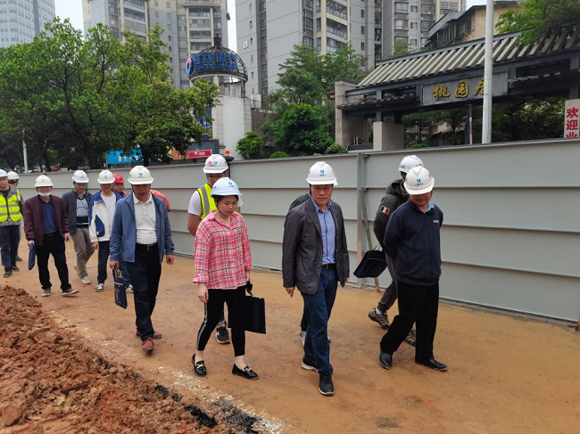 查抄现场。卢丽君 摄（建图）.png
