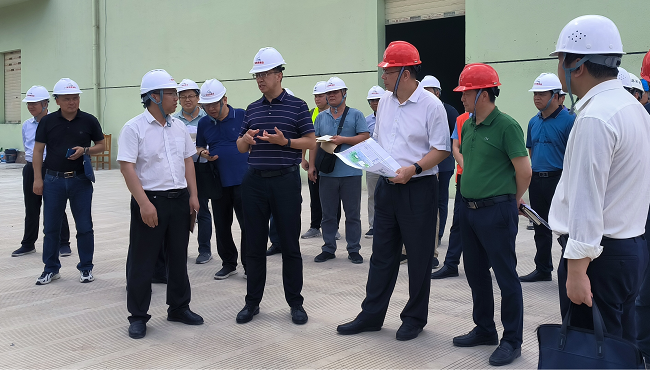 视察项目现场。谢家宝 摄（建图）.png