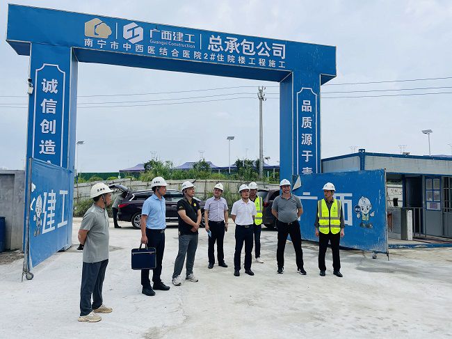 邓少新深刻施工现场。苏卫传 摄（原000图000000000000000）.jpg
