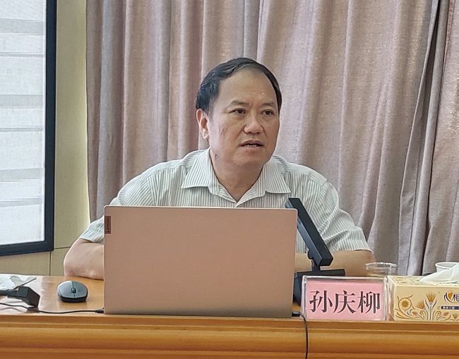 孙庆柳在授课；票ι 摄（建图）.jpg