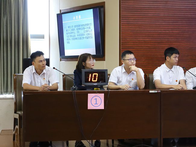 公司才赛行列镇定答题。李立云 摄（建图）.jpg