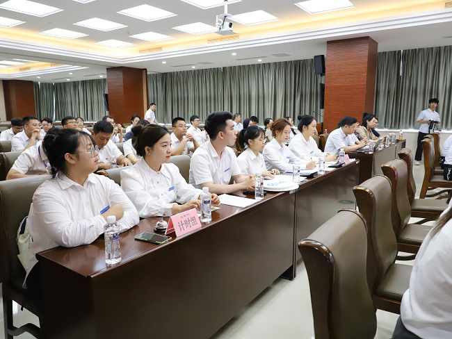 工作人员当真计时记分。李立云 摄（建图）.jpg