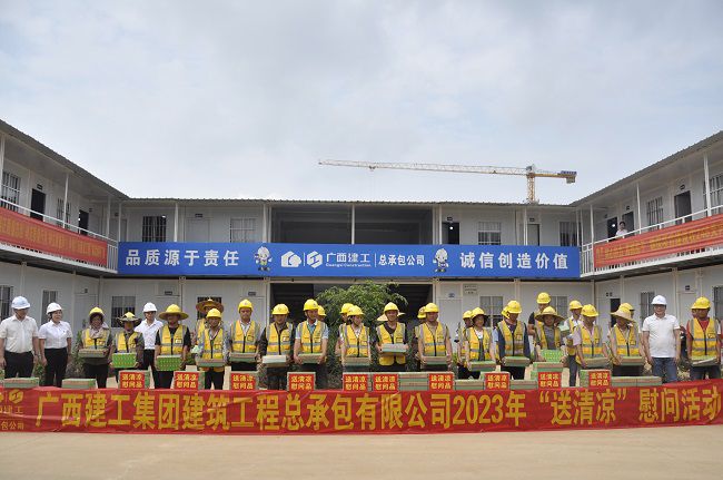 “送清冷”慰问活动合影。王瑾贞 摄（建图）.jpg