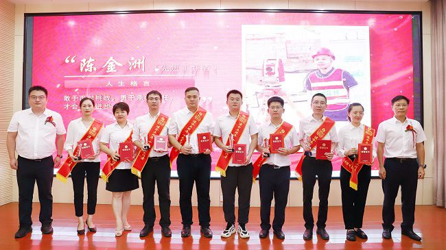 先进工作者颁奖合影。杨钰 摄（建图）.jpg