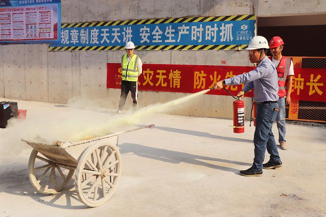 曾劲松进行灭火器材使用培训。周煜川 摄（建图）.jpg