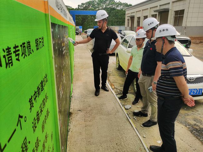 黎双荣听取项目情况介绍。李海宁摄（建图）.jpg