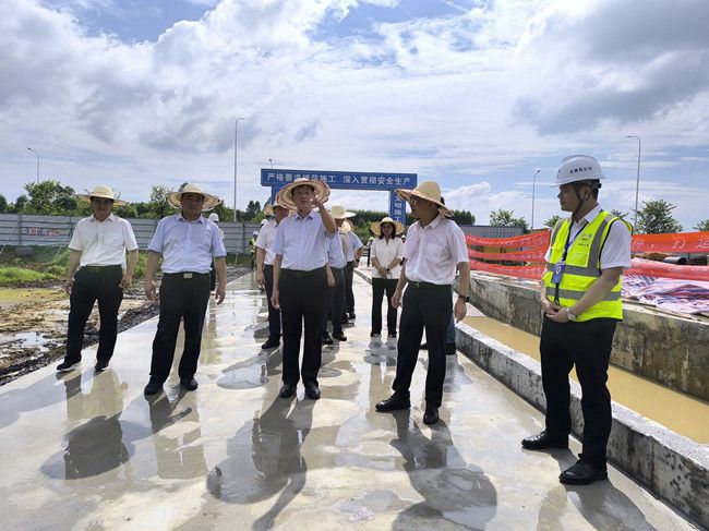 何朝建在项目现场。江家兵摄（建图）.jpg
