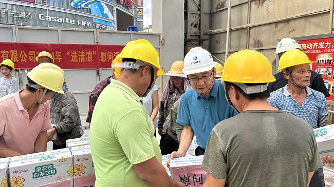 发放慰问品1。容芝雅 摄（建图）.jpg