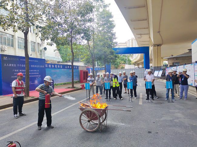 梅锦辉示芳火器操作；票ι 摄（建图）.jpg