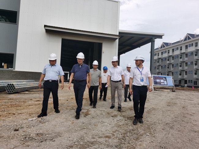 何朝建在项目现场；蒲茉笊悖ńㄍ迹.jpg