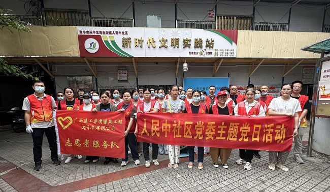 总承包公司自愿者与社区工作人员合影。王莹摄（建图）.jpg